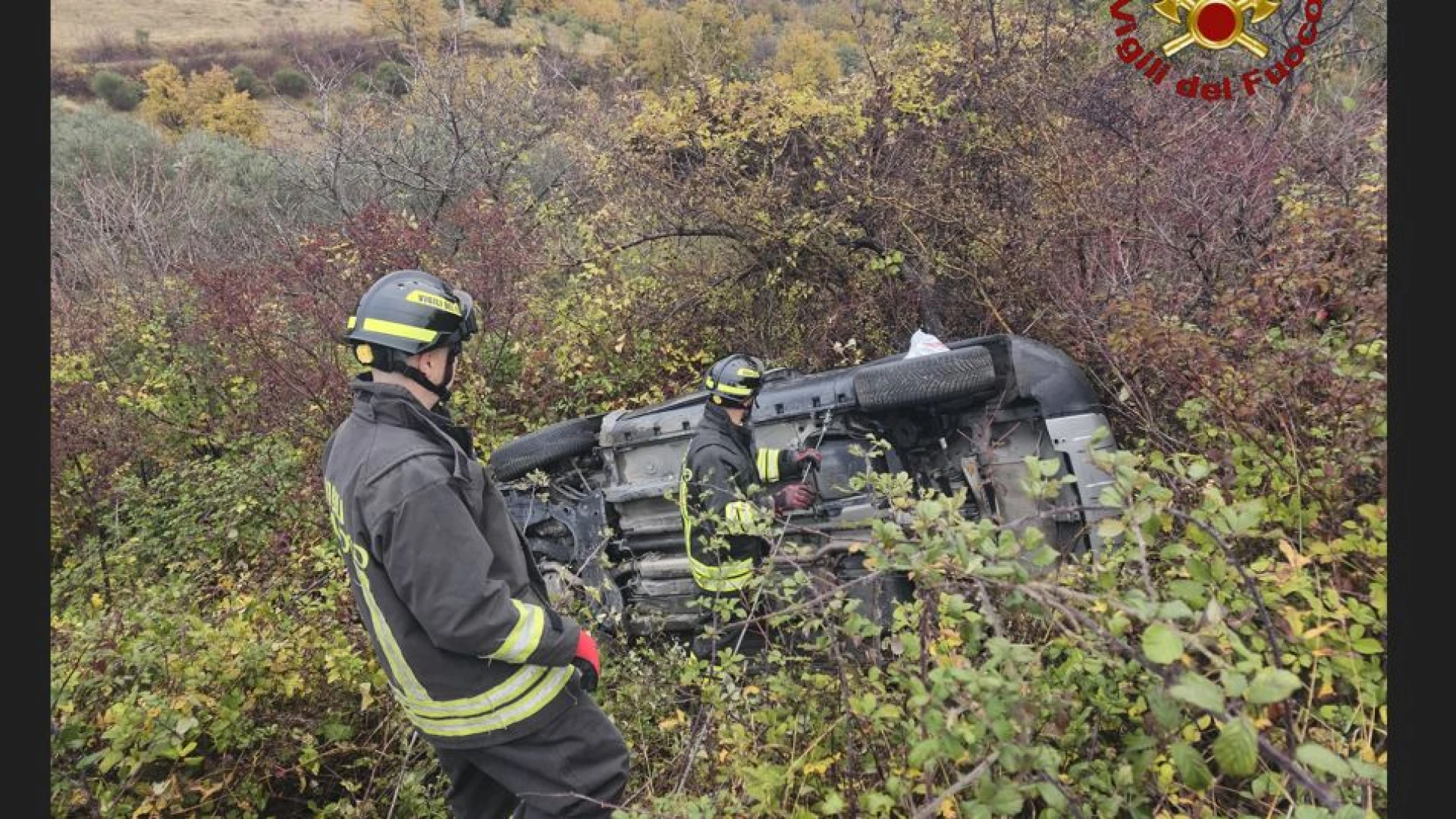 Agnone: auto finisce in una scarpata. Un ferito lieve a Villacanale. Intervento dei Vigili del Fuoco di Isernia.